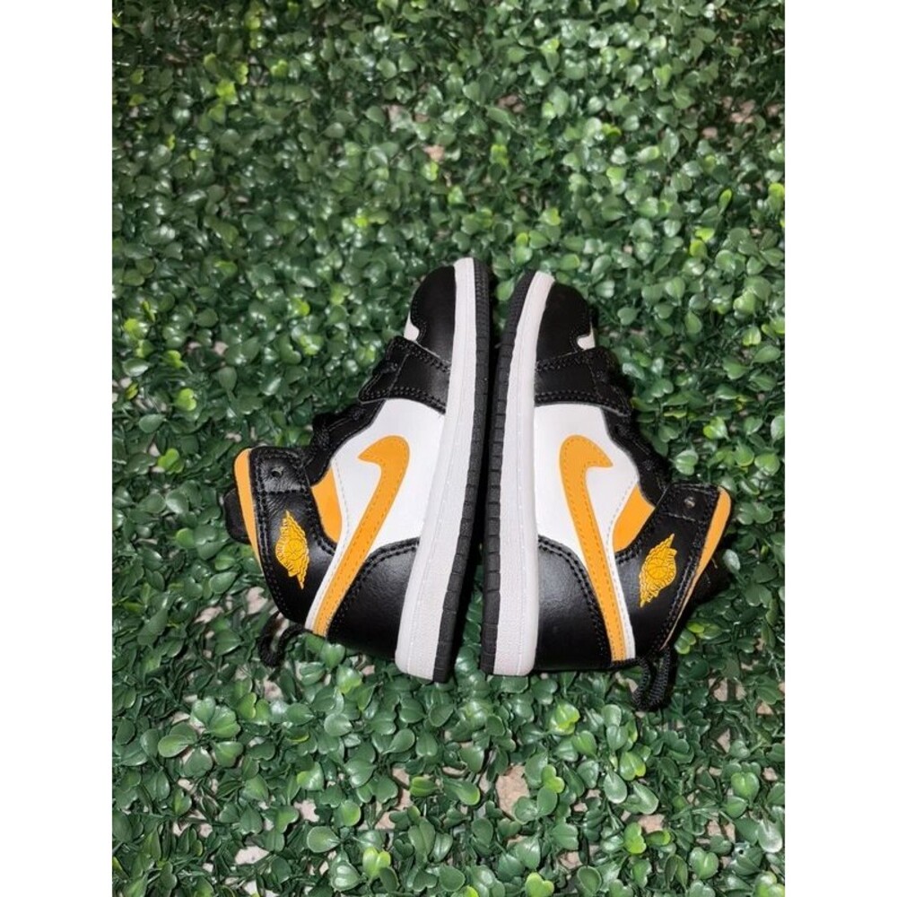 7c Jordan 1 Mid SE "Black Toe" Kids Sneakers Black, white, and yellow with